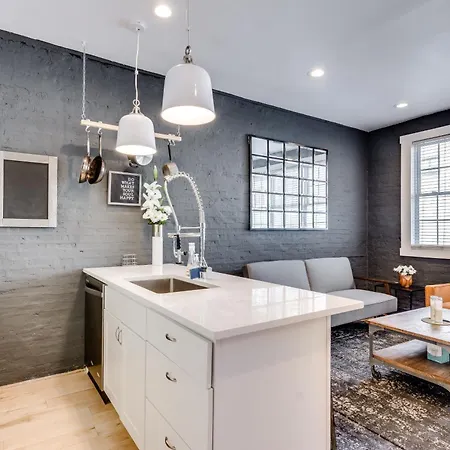 Relax In West Town - In-Unit Laundry And Pet Friendly! Apts